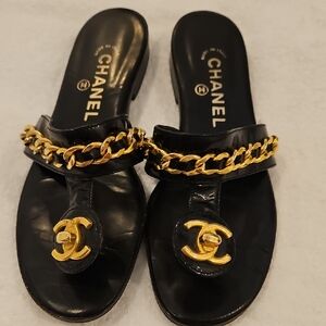 CHANEL Black Leather Chain-Trim Toe-Post Sandals with Gold CC